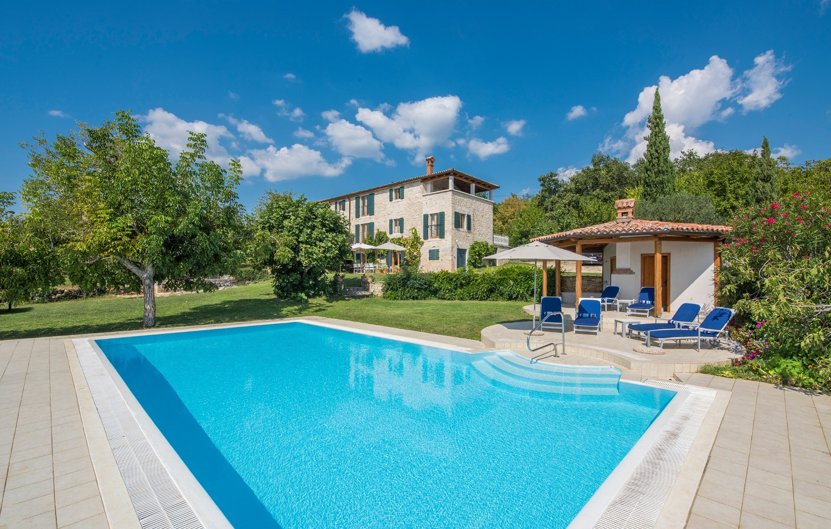 Luxus Villa aus Stein - mit großen Grundstück, privatem Pool und Panoramablick., Villa Moncitta - Luxusvilla aus Stein auf einem großen Grundstück mit privatem Pool Karojba