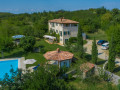 Villa Moncitta - Luxusvilla aus Stein auf einem großen Grundstück mit privatem Pool Karojba
